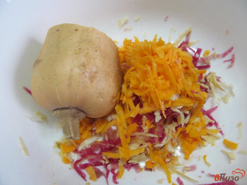 Фото приготовление рецепта: Овощной зимний салат с тыквой редькой и яблоком шаг №4