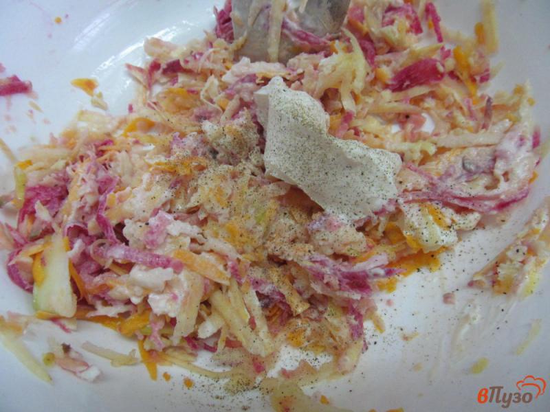Фото приготовление рецепта: Овощной зимний салат с тыквой редькой и яблоком шаг №6