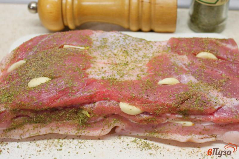 Фото приготовление рецепта: Свинина с чесноком и пряными травами шаг №2