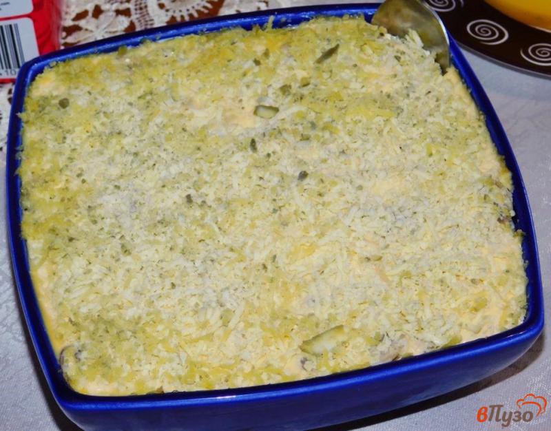Фото приготовление рецепта: Салат с курицей и маринованными огурцами шаг №5