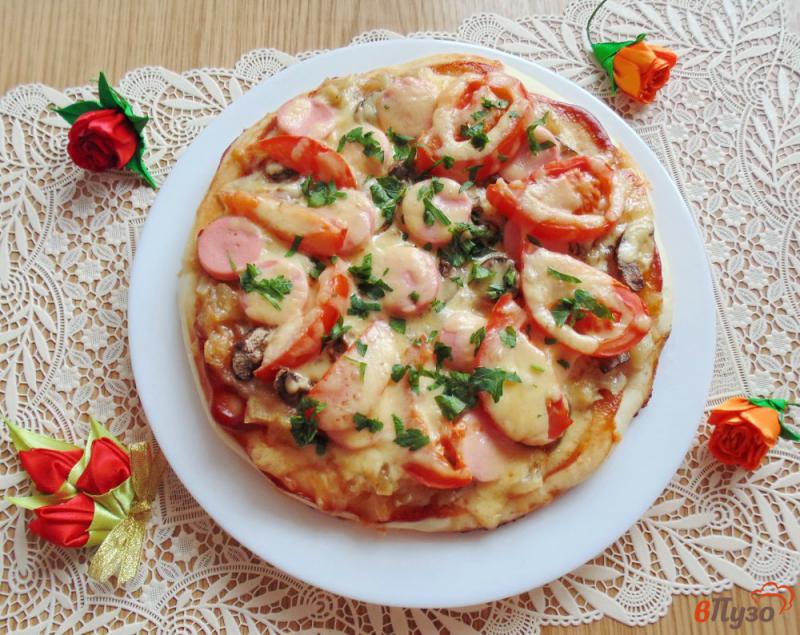 Фото приготовление рецепта: Пицца с королевскими шампиньонами и луком шаг №10
