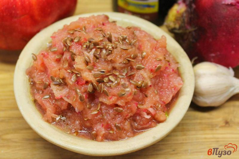 Фото приготовление рецепта: Салат из редьки с яблоком и семенами льна шаг №7