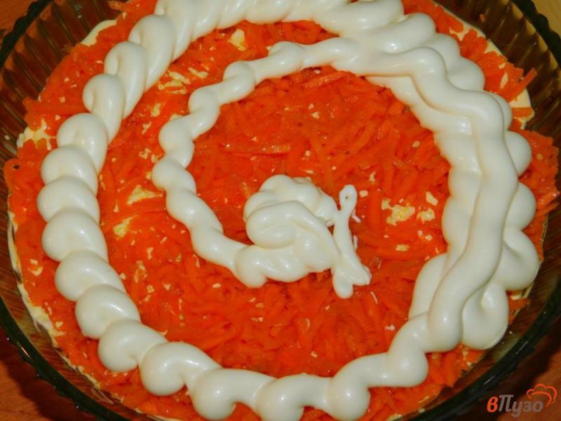 Фото приготовление рецепта: Салат с курицей, грибами и морковью по-корейски шаг №4