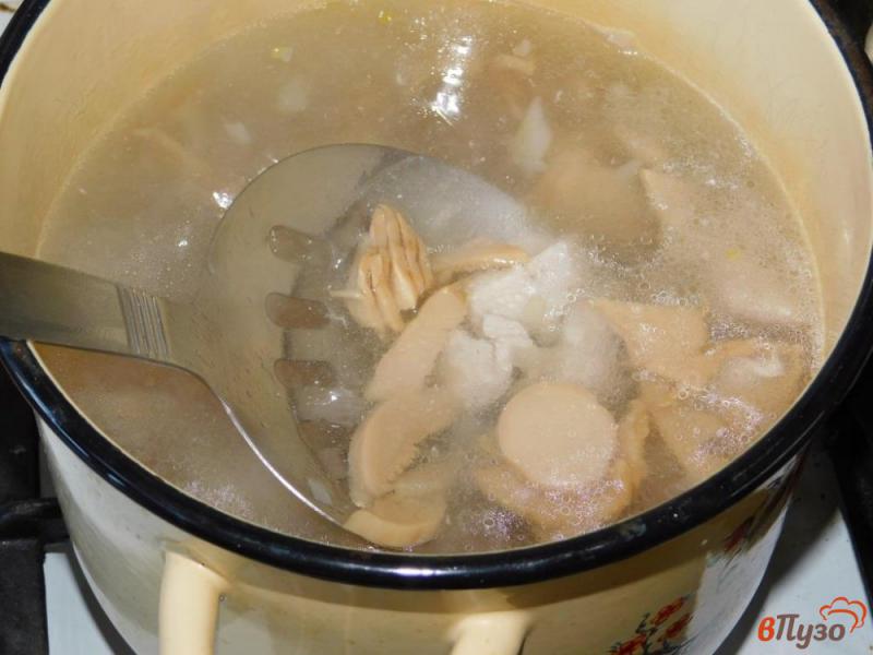 Фото приготовление рецепта: Сливочный суп с курицей и грибами шаг №3