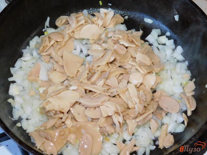 Фото приготовление рецепта: Сливочный суп с курицей и грибами шаг №2