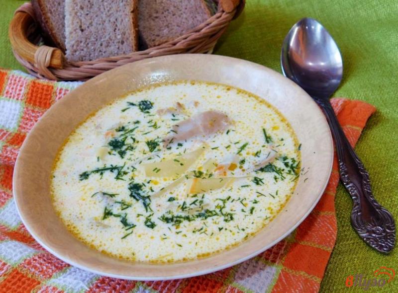 Фото приготовление рецепта: Сливочный суп с курицей и грибами шаг №5