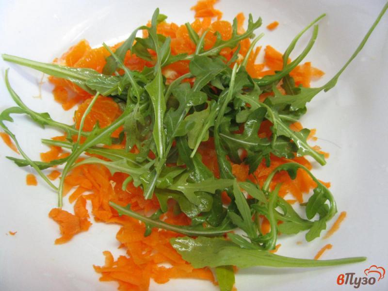 Фото приготовление рецепта: Салат из мандарина с овощами и рукколой шаг №2