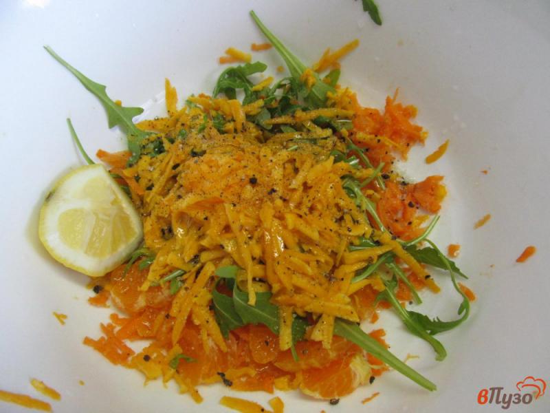 Фото приготовление рецепта: Салат из мандарина с овощами и рукколой шаг №4