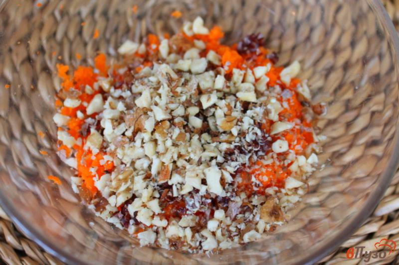 Фото приготовление рецепта: Морковный салат с киноа и орехом шаг №4