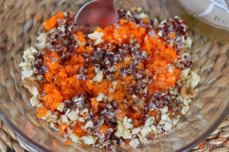 Фото приготовление рецепта: Морковный салат с киноа и орехом шаг №5