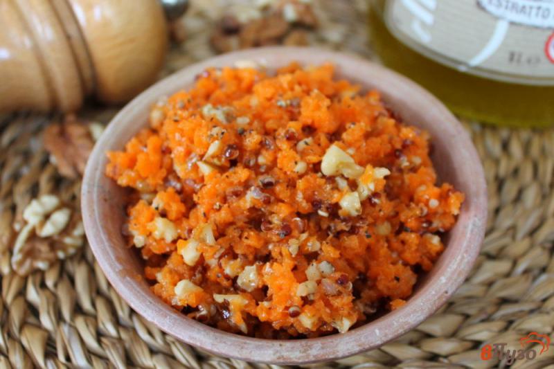 Фото приготовление рецепта: Морковный салат с киноа и орехом шаг №6