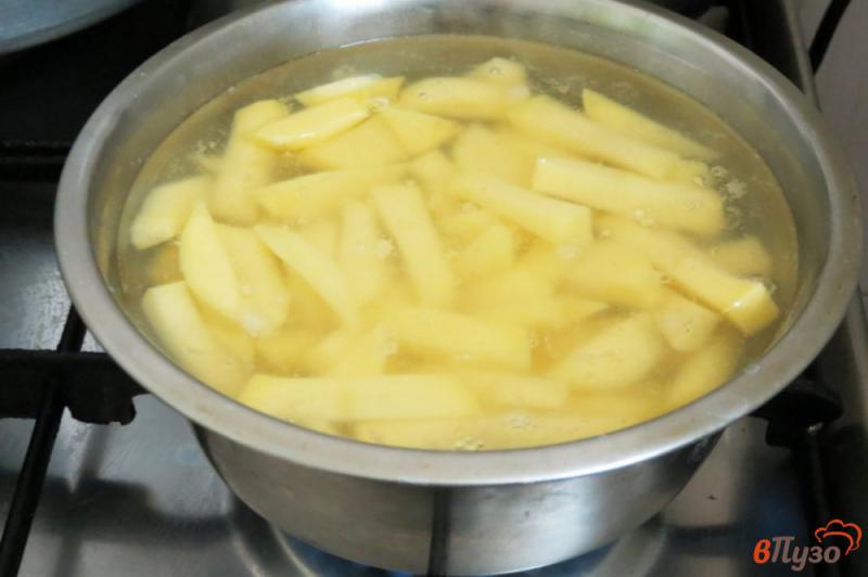 Фото приготовление рецепта: Картофель запеченный с сосисками в духовке. шаг №2