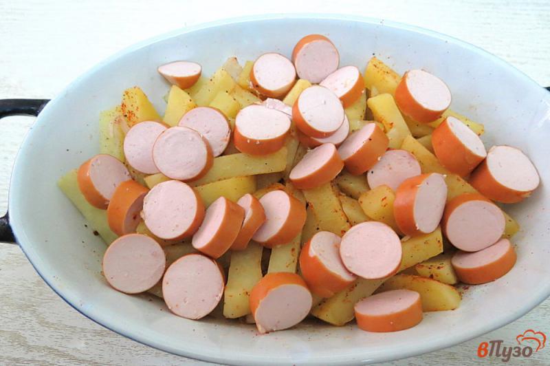 Фото приготовление рецепта: Картофель запеченный с сосисками в духовке. шаг №7