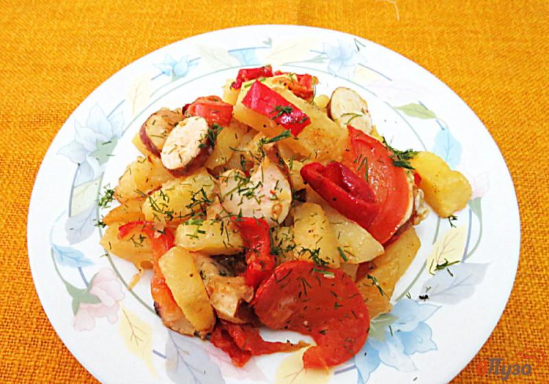 Фото приготовление рецепта: Картофель запеченный с сосисками в духовке. шаг №12