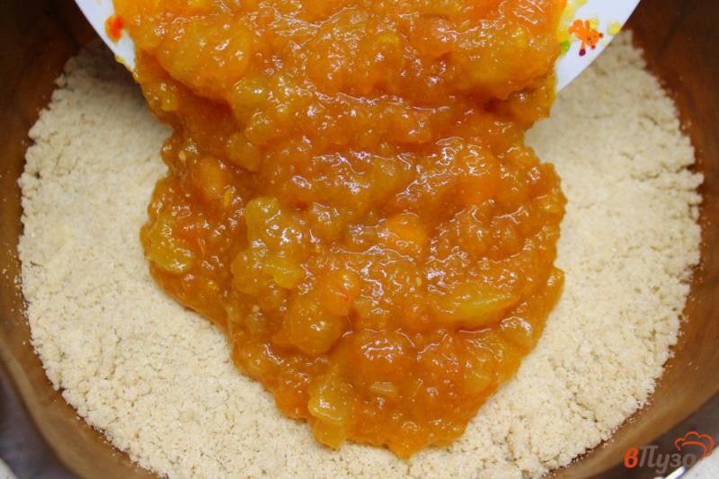 Фото приготовление рецепта: Овсяный пирог крошка с начинкой из яблок и тыквы шаг №4