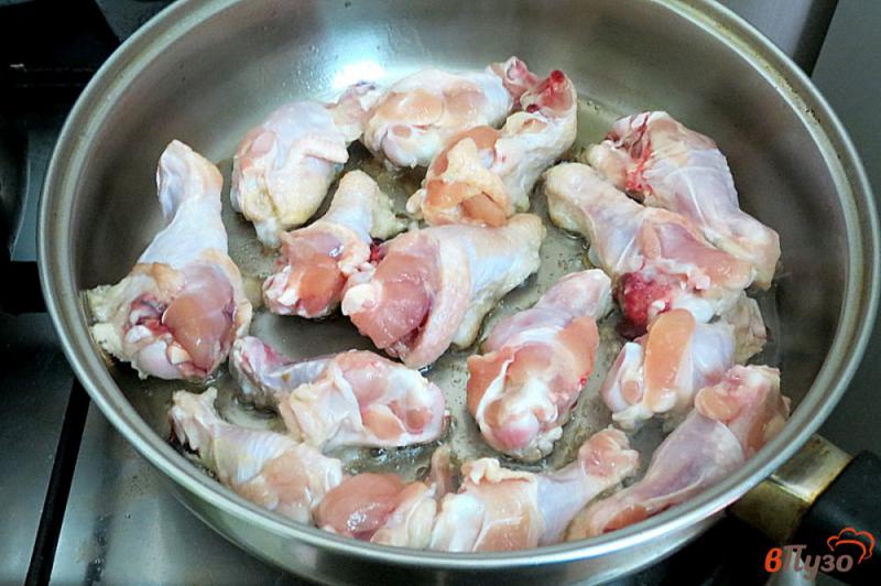 Фото приготовление рецепта: Куриные крылышки в томатном соусе шаг №2