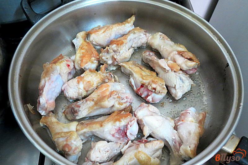 Фото приготовление рецепта: Куриные крылышки в томатном соусе шаг №3