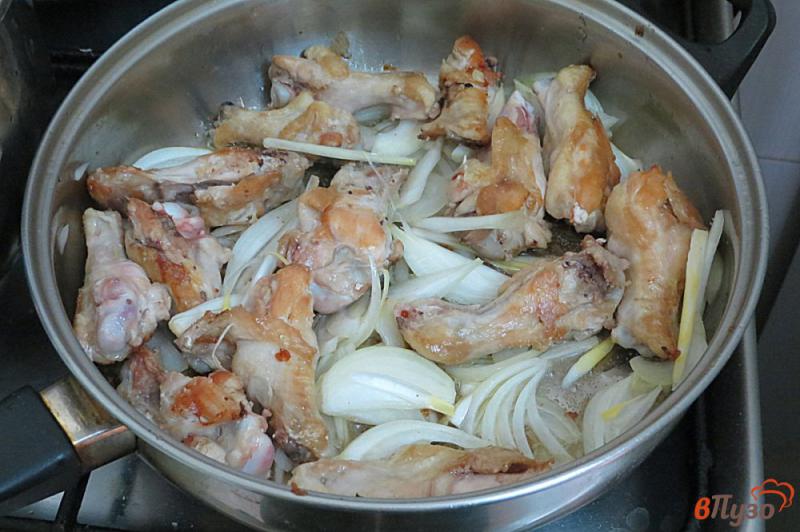 Фото приготовление рецепта: Куриные крылышки в томатном соусе шаг №4
