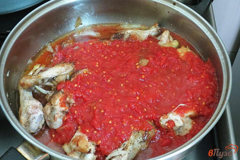 Фото приготовление рецепта: Куриные крылышки в томатном соусе шаг №6
