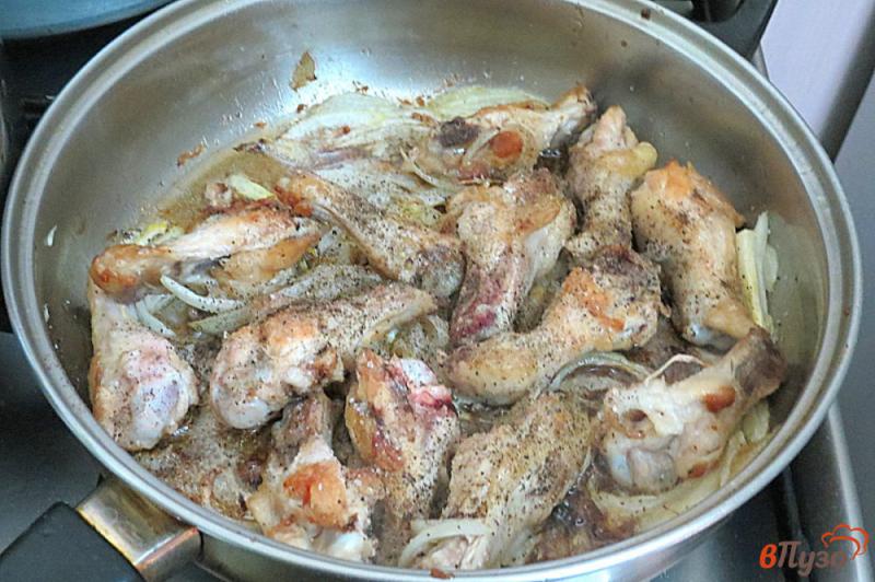 Фото приготовление рецепта: Куриные крылышки в томатном соусе шаг №5