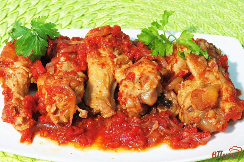 Фото приготовление рецепта: Куриные крылышки в томатном соусе шаг №7