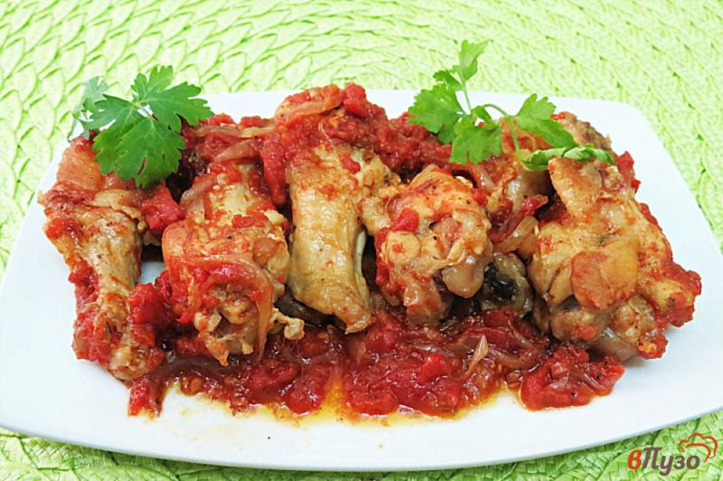 Фото приготовление рецепта: Куриные крылышки в томатном соусе шаг №8
