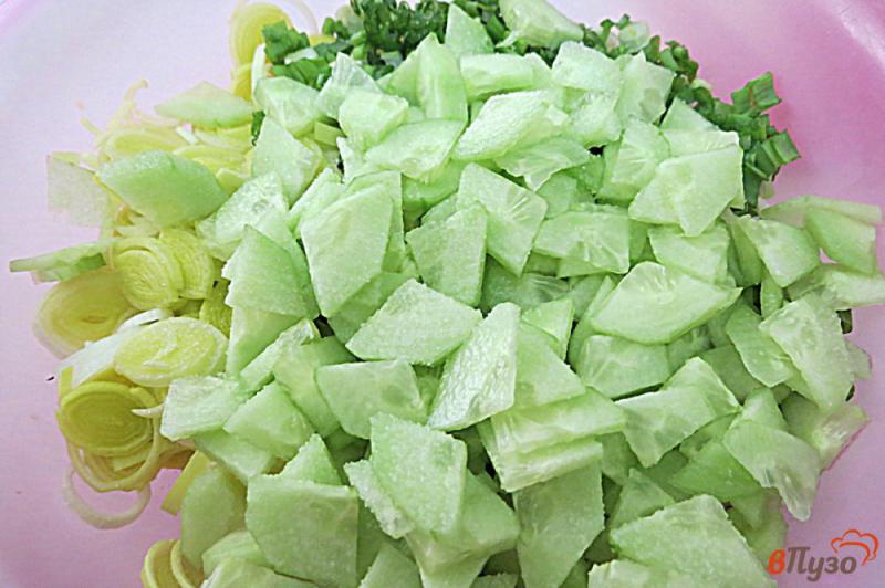 Фото приготовление рецепта: Салат с брынзой и огурцом шаг №4