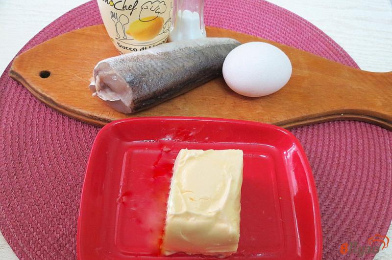 Фото приготовление рецепта: Хек отварной в яичном соусе шаг №1