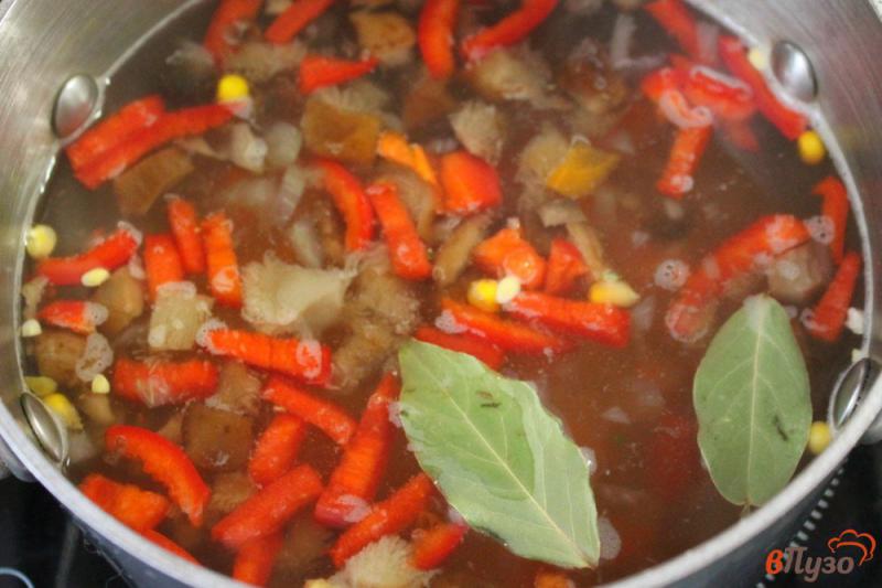 Фото приготовление рецепта: Грибной суп с кукурузой и перцем шаг №6