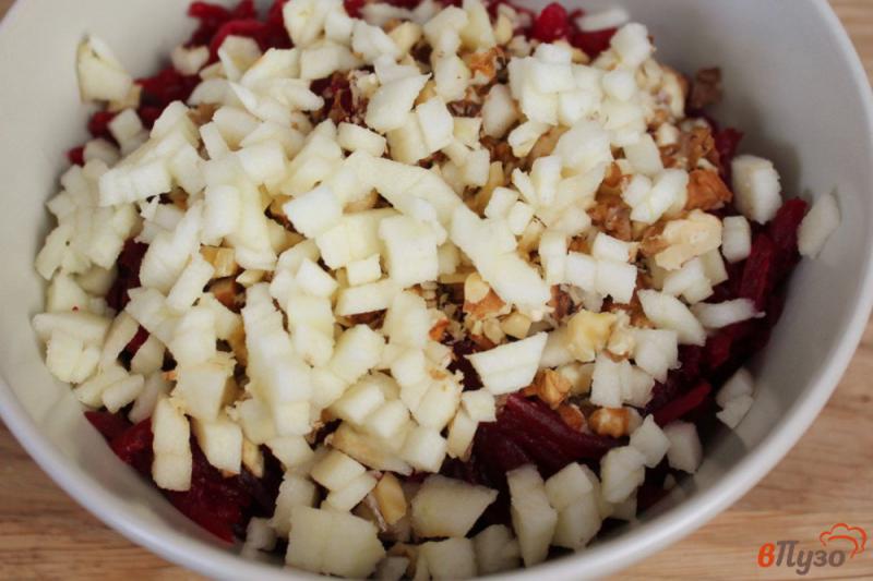 Фото приготовление рецепта: Салат из свеклы с орехами и яблоком шаг №3