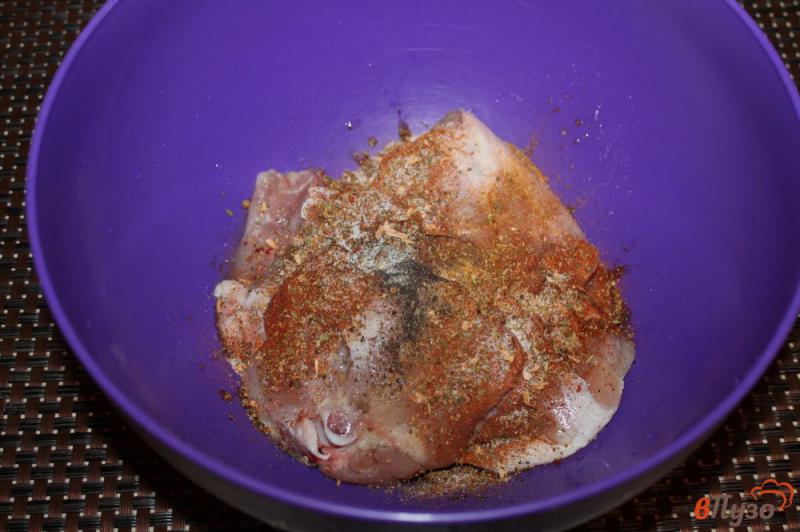 Фото приготовление рецепта: Острые куриные бедра шаг №2