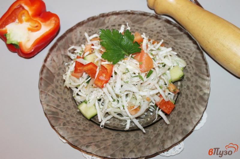 Фото приготовление рецепта: Салат из пекинской капусты с болгарским перцем и помидорами шаг №4