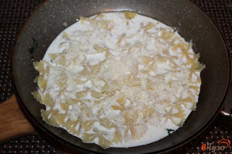 Фото приготовление рецепта: Фарфале со сливками, сыром и тимьяном шаг №5