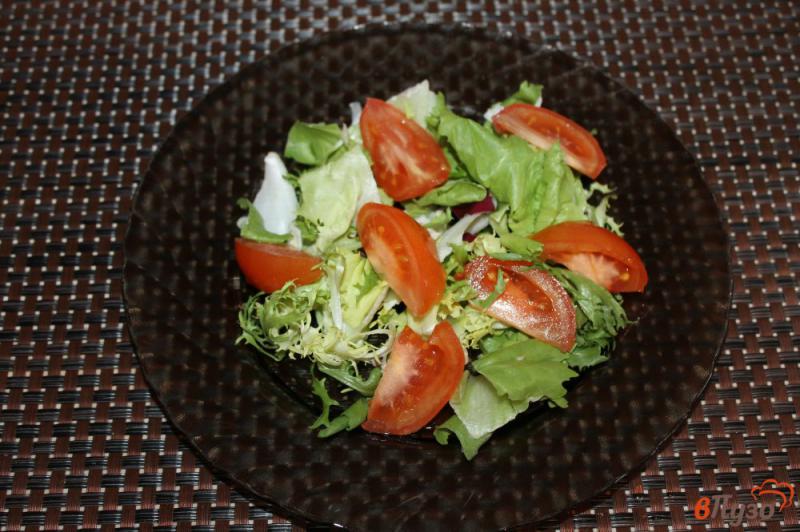 Фото приготовление рецепта: Теплый салат из утиной грудки с грибами и салатным миксом шаг №5