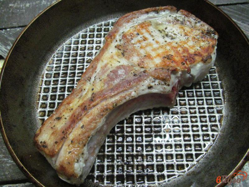 Фото приготовление рецепта: Свиной стейк с соусом из черной смородины шаг №2