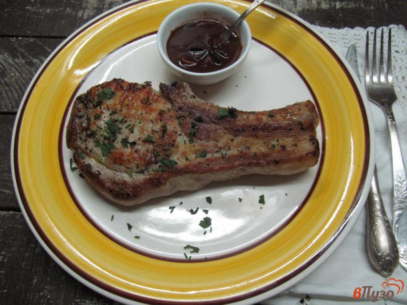 Фото приготовление рецепта: Свиной стейк с соусом из черной смородины шаг №5