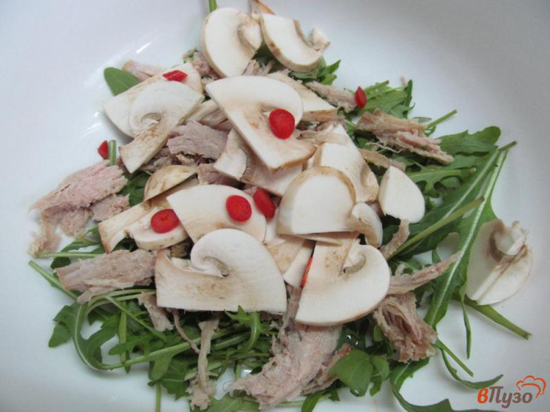 Фото приготовление рецепта: Салат из рукколы с мясом и шампиньоном шаг №3