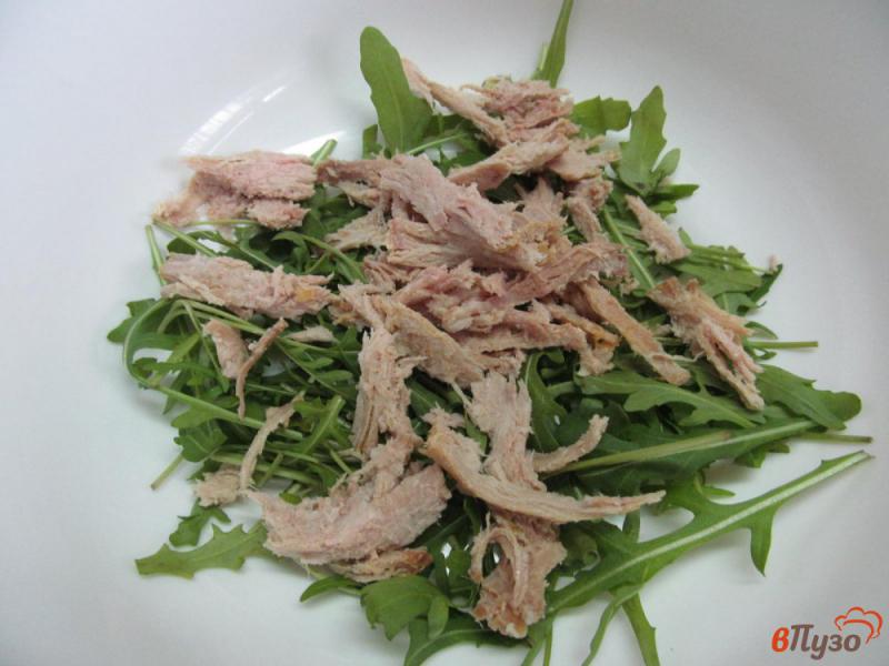 Фото приготовление рецепта: Салат из рукколы с мясом и шампиньоном шаг №2