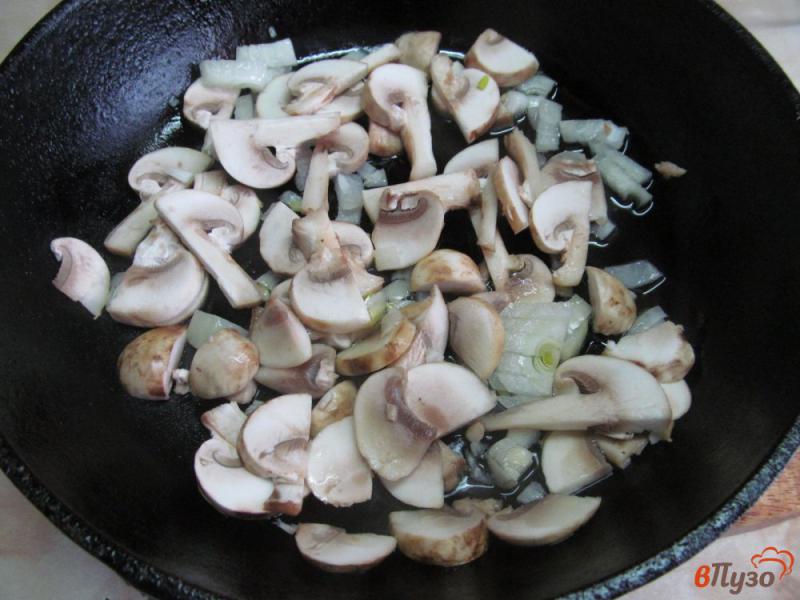 Фото приготовление рецепта: Салат из жареных грибов с вареным мясом и помидором шаг №1