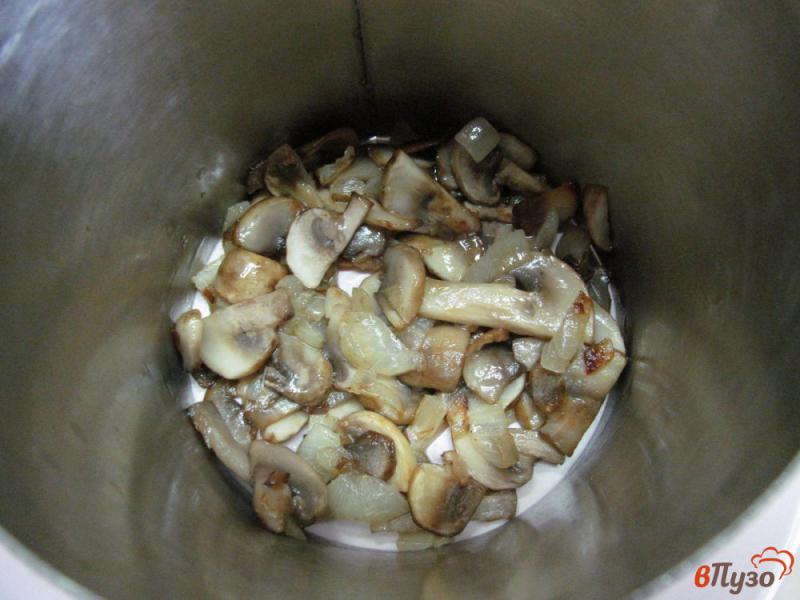 Фото приготовление рецепта: Салат из жареных грибов с вареным мясом и помидором шаг №2