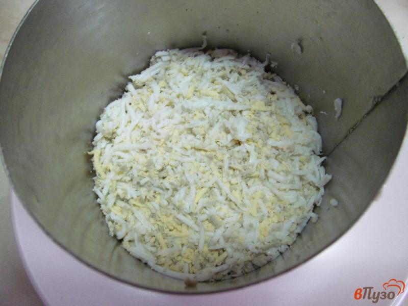 Фото приготовление рецепта: Салат из жареных грибов с вареным мясом и помидором шаг №6