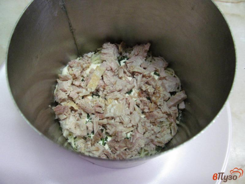 Фото приготовление рецепта: Салат из жареных грибов с вареным мясом и помидором шаг №5