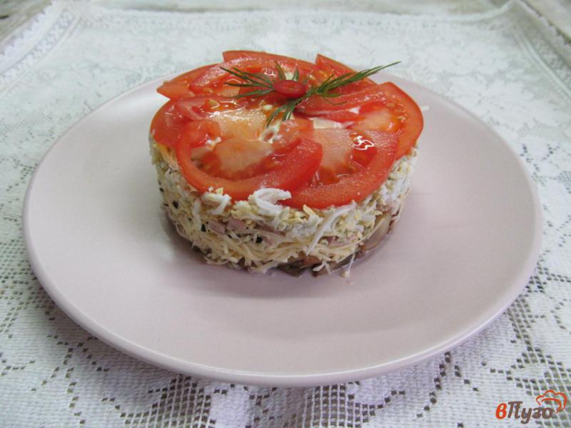 Фото приготовление рецепта: Салат из жареных грибов с вареным мясом и помидором шаг №8