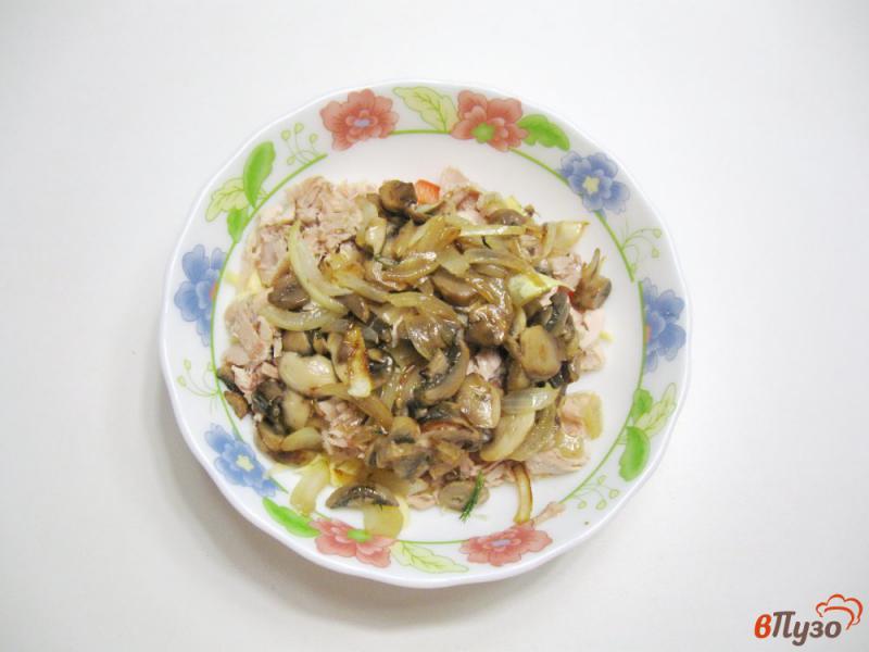 Фото приготовление рецепта: Салат с курицей и шампиньонами шаг №6