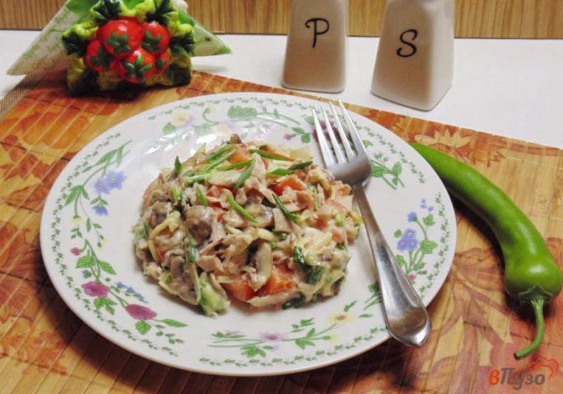 Фото приготовление рецепта: Салат с курицей и шампиньонами шаг №10