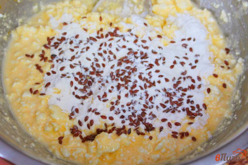 Фото приготовление рецепта: Сырники на желтках с семенами льна шаг №4