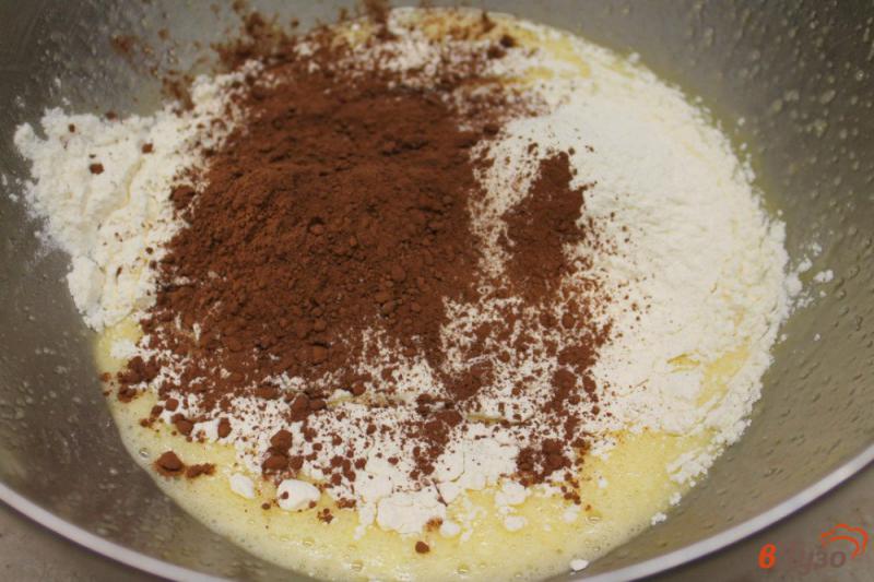 Фото приготовление рецепта: Шоколадный торт с белым заварным кремом шаг №3