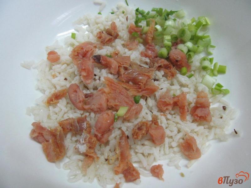 Фото приготовление рецепта: Салат из риса с горбушей шаг №2