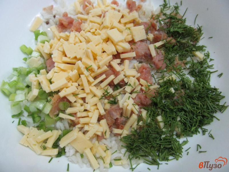 Фото приготовление рецепта: Салат из риса с горбушей шаг №3