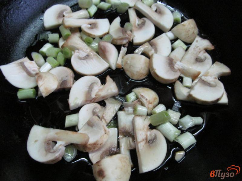 Фото приготовление рецепта: Жареный картофель с грибами и перцем шаг №2